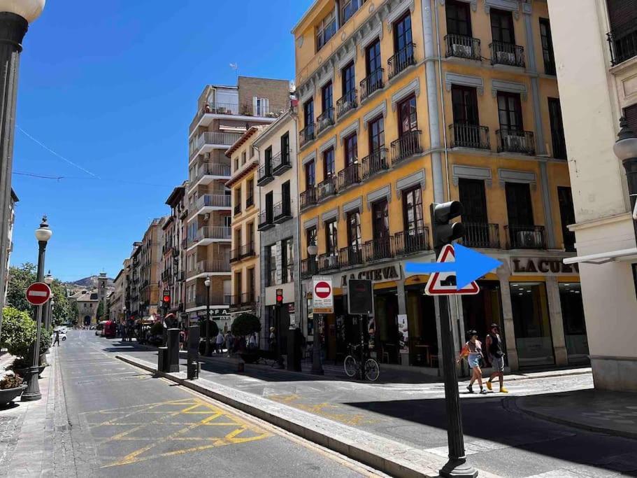 Apartamento Muy Centrico En Granada Luaran gambar